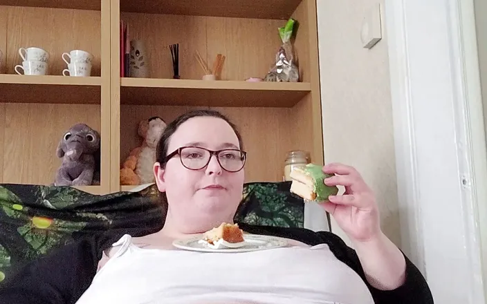 SSBBWLadyBrads: Mmm cake