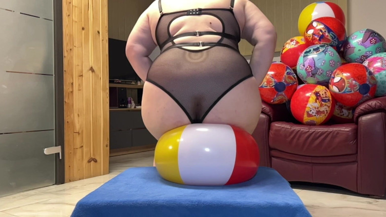 BeachBallsDuo: 14x menší tištěné koule okamžitě rozdrceny našimi tlustými bbw těly!...