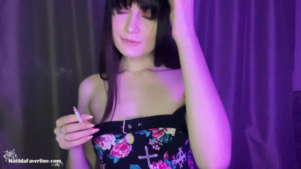 Matilda Faverline: Mujer sexy fuma cigarrillos y se desnuda con la música
