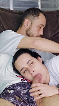 Nevlastní sestra se vrátí domů z vysoké školy. a Rozptyluje mě z brazilské hry