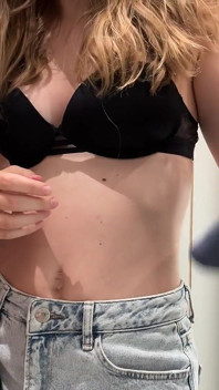 Des filles se lèchent le cul dans les toilettes du centre commercial et les vestiaires