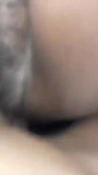 Великий чорний член трахає мою волохату пизду ззаду, оргазм мого стогону в машині
