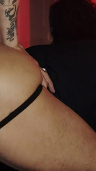 El twink en Jockstrap negro aprendió cómo se siente un golpe real