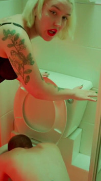 Lesbiche leccate di bagno, pipì e scarico testa umiliazione