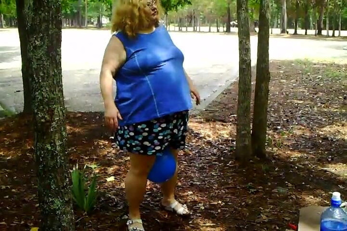 BBW nurse Vicki adventures with friends: 2 bbws are balloon blowing and popping