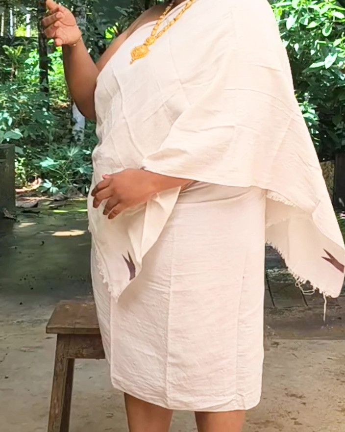 Anne Ipe: 德西女孩在赤裸上身性感的拍摄，拍摄后的照片