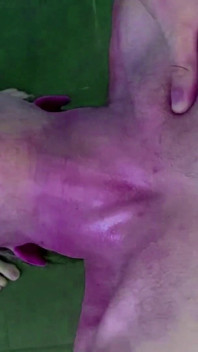Bear tvrdě trestá nezkušeného chlapa. Sprosté řeči, facky, hluboké hrdlo