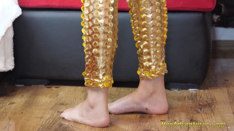 Pee Adventures: Piscio attraverso il mio costume alieno