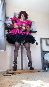 La cameriera sissy rosa è bloccata sul suo dildo e cavalca il palo