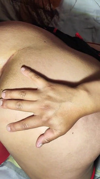 L'infermiera fa un massaggio con un lieto fine e consegna il culo.