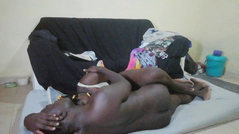 Pornsexlive: Hanımımın büyük kalçaları