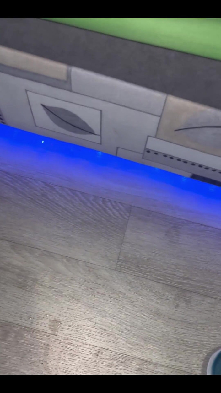 Johnny69227: Una sega veloce nel mezzo della notte