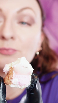 Asmr: Verschlingen fetisch Riesin Vibes Mukbang Video Sfw in Nitrile Handschuhen (arya Grander)