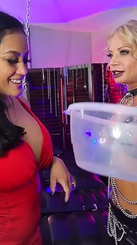 Asiática milf Maxine x esguicha em um balde!
