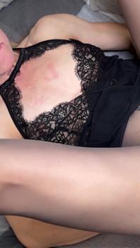 MILF jalang Ann dalam pakaian dalam dan pantyhose dikongkek dubur