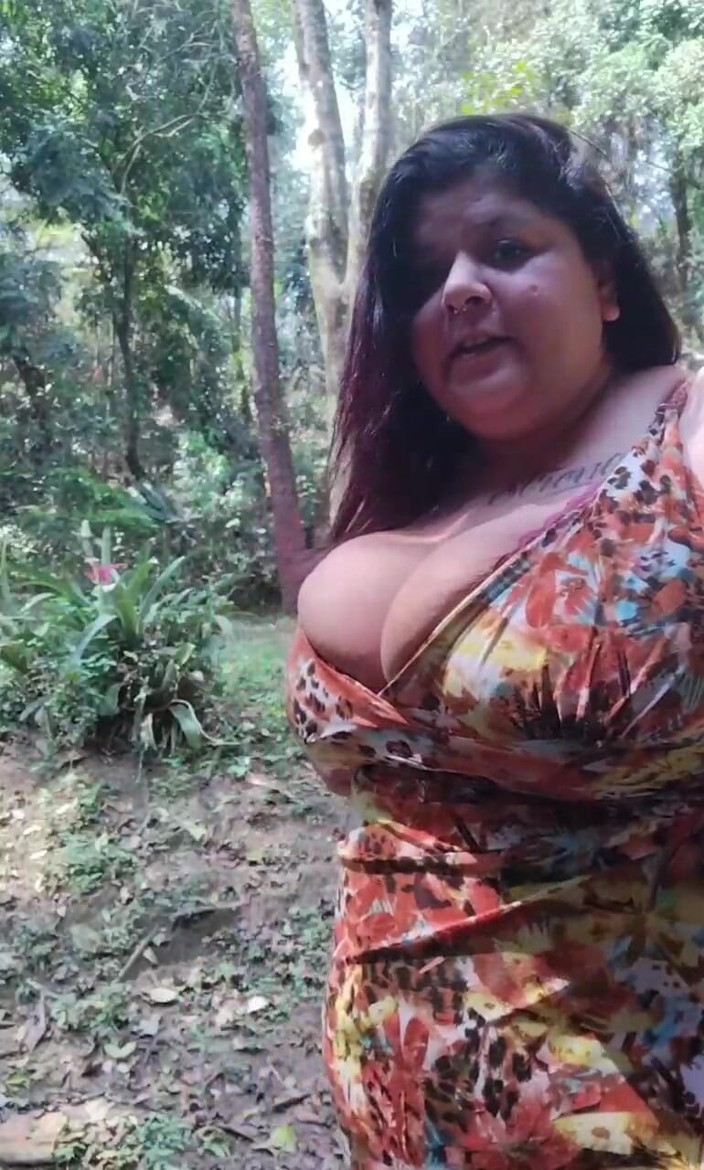 Mary Jhuana: สาวสวยตัวใหญ่อวดนมใหญ่ในสวนสาธารณะ