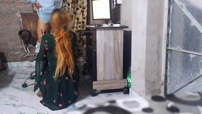Fantacycutting: Seksi personel ofiste muhasebeciyle harika bir seks videosu yaptı.