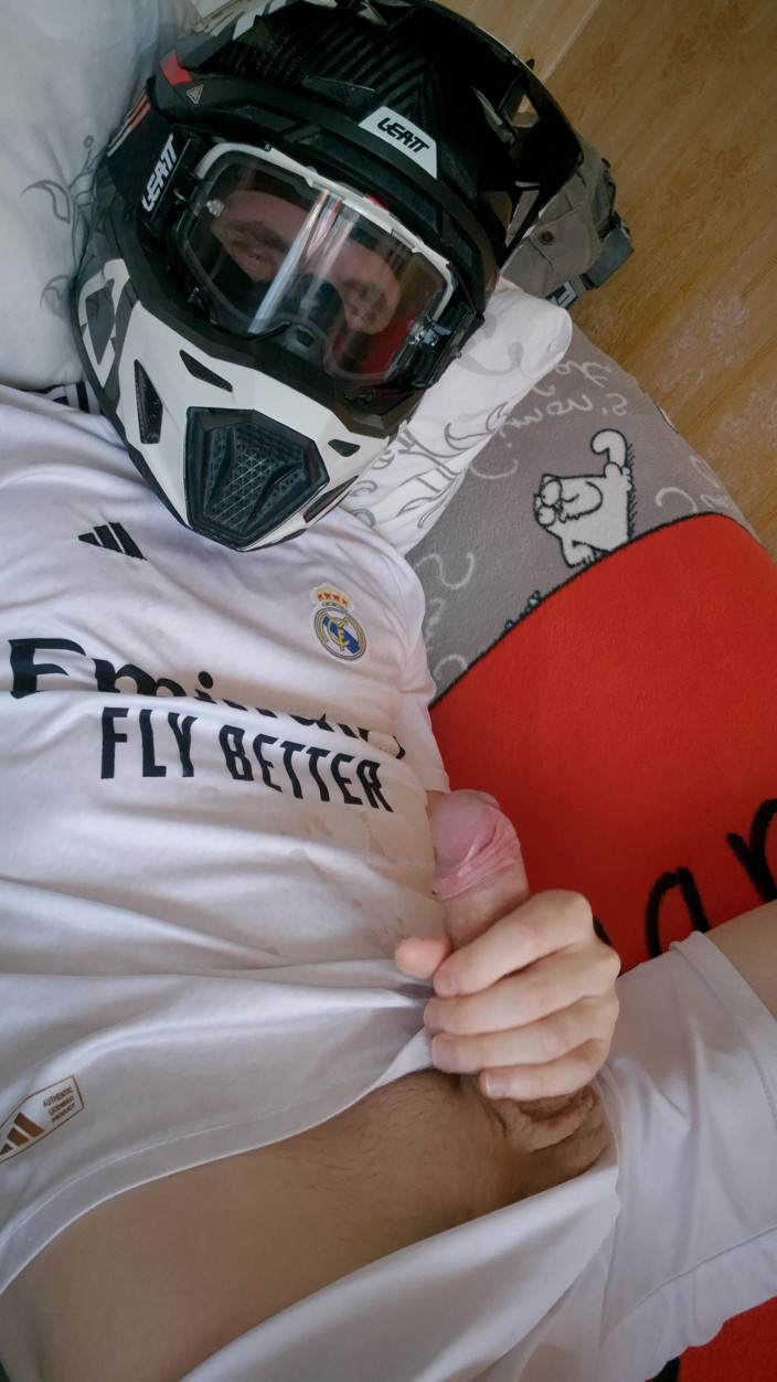 Sneakersmax98: その男はサッカーのユニフォームとヘルメットをかぶり、朝の精液をつけている