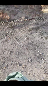 Tiener zuigt me af tegen de achtergrond van bergen in de natuur