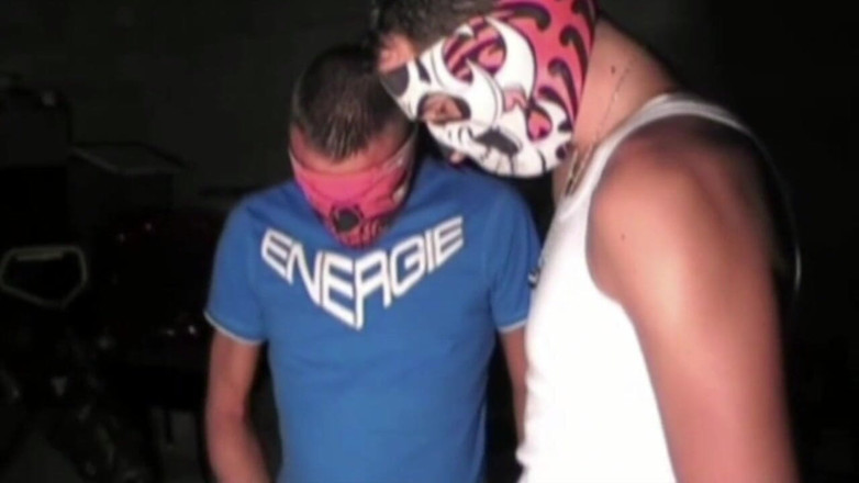 Gaybareback: Fucked by surprise by his 2 friends