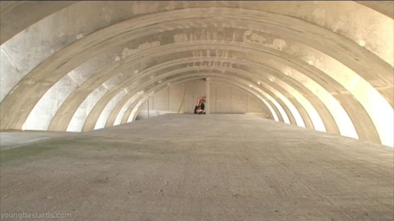 Young Bastards: Zatčený punk chlapec dostane velký penis