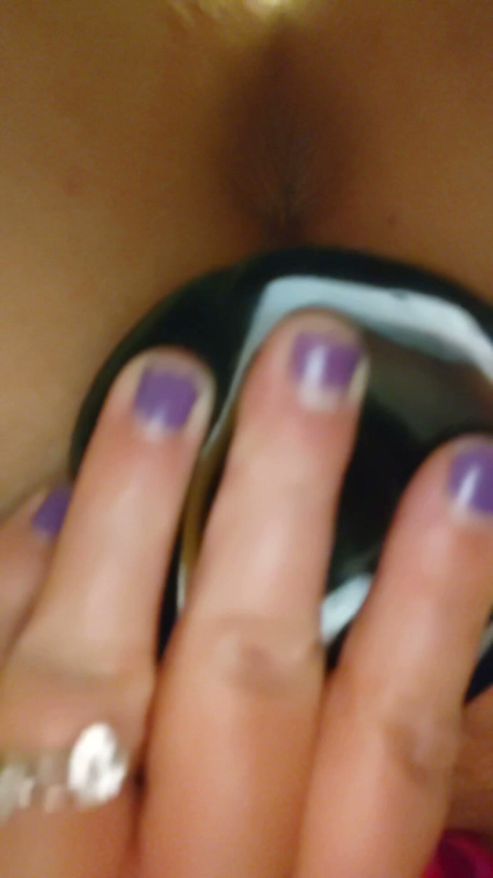 Robbie Marquez: Fat Puta MILF with Huge Pussy Masturbating in the Bathroom