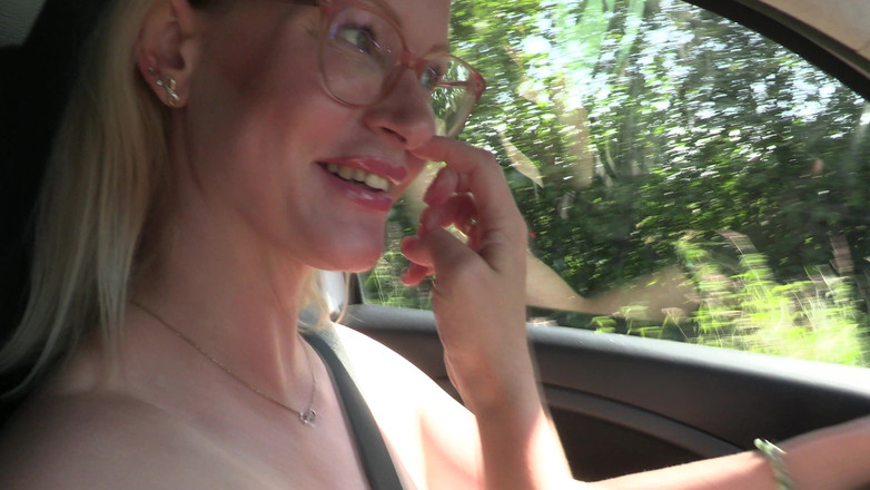 Blondehexe: Đức lái xe khỏa thân