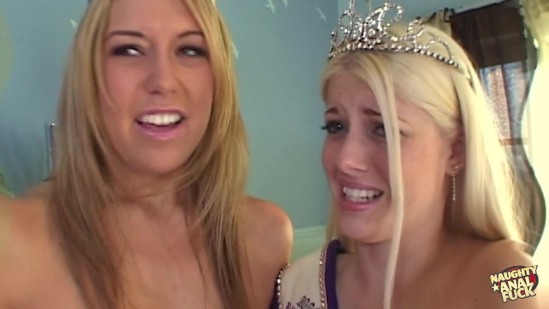 Naughty anal fuck: Essas duas meninas estavam sendo perfuradas por um grupo de...