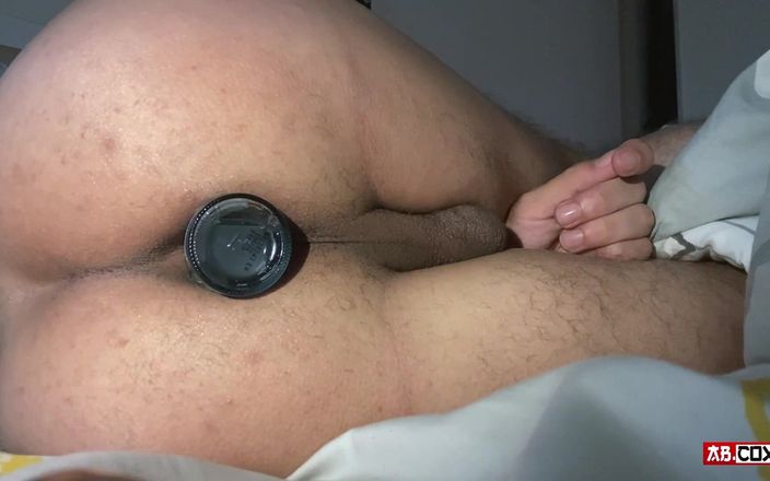 TattedBootyAb: Une adolescente s’enfile un énorme plug anal dans le cul || Orgasme...