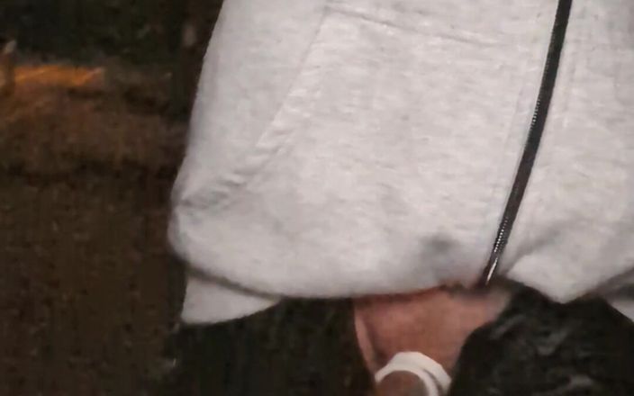 kinkygaynudist: ゲイの男が外に出てチンポを見せる