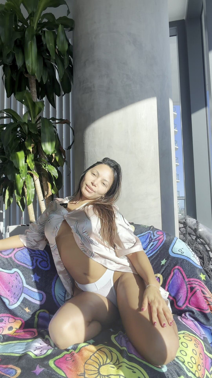 BrandySalazar: Latina caliente toma su vibrador azul y chorrea de sus...