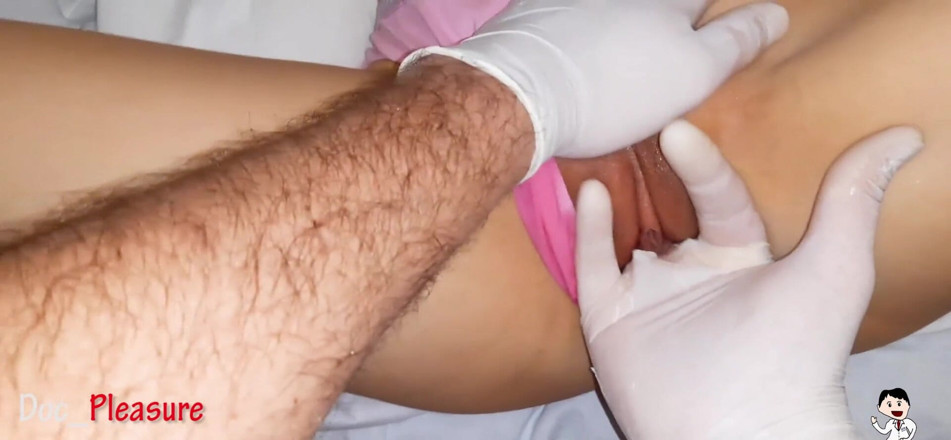 Doc pleasure: Médico dedilha paciência sexy com buceta raspada apertada