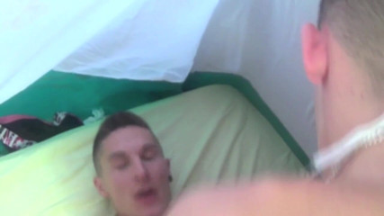 French dudes with big cocks: Yougn dude menggunakan b yhis friedn di bawah kamp