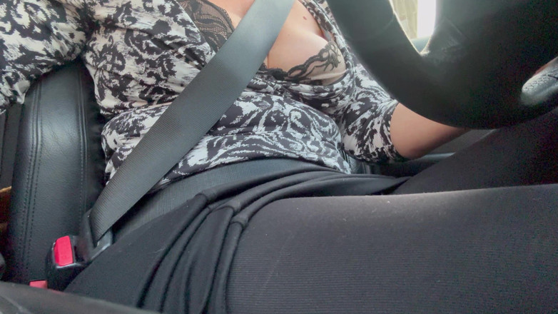 Step Mommy: O soție matură elegantă conduce dimineața în drum spre birou