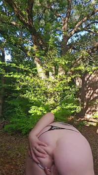 Mengusik dan melancap di dalam hutan