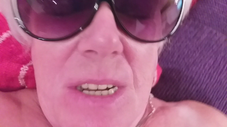 PureVicky66: La abuela chupa la polla dura con gusto