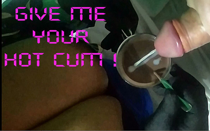 Sexsicouple: Cachonda esposa ordeñando polla para el desayuno