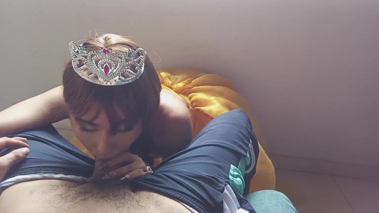 Crystal Foxxx: Pyszna księżniczka daje loda swojemu przyrodniemu bratu