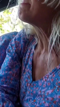 Isteri blonde matang amatur menikmati seks selepas berjalan