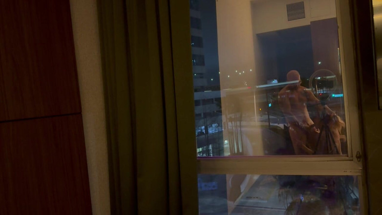 MYA Pleasure: Riflessi della finestra dell'hotel