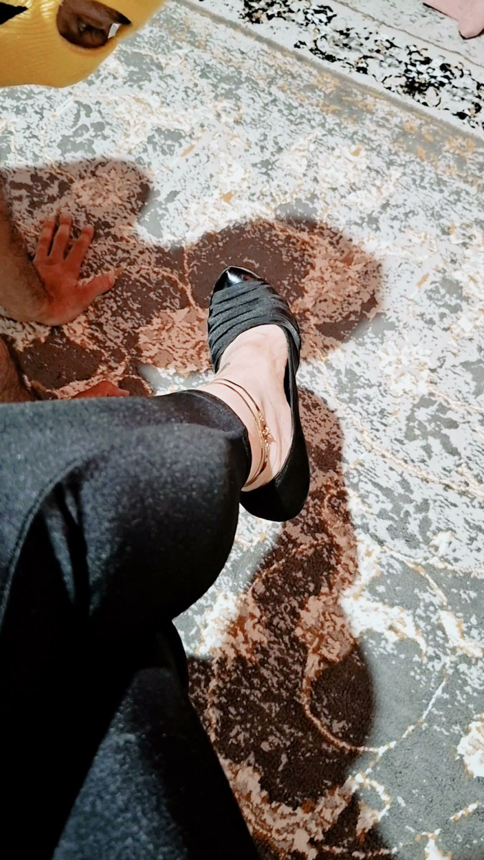 Miss lilith: Intense voetheersing gebroken slaaf aanbidt mijn schoenen