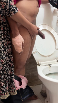 La matrigna l'aiuta a lavarsi il figliastro ferita e lo seduce. Finalmente finissi con succhia il suo cazzo, prima di farsi scopare