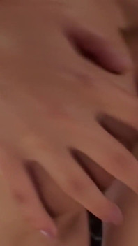 Aksi hot lesbian yang saling muasin satu sama lain pakai mainan seks