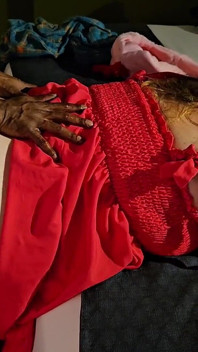 Cewek nakal dengan gaun merah ini dientot habis-habisan sama kontol raksasa pria kulit hitam