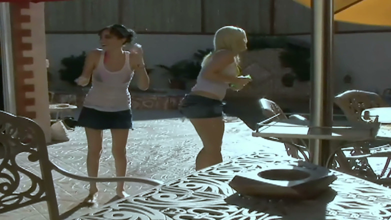 Lesbian Love Movies: Dildo ungu bertiga di garaj - si rambut coklat bertatu dan...