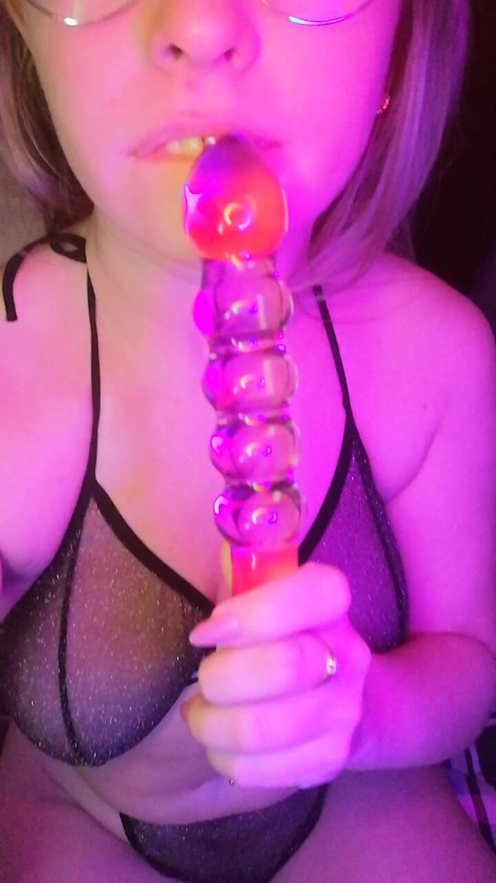 Anna Lynx: Zmysłowy sex oralny na szklanym dildo
