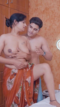 Sâni mari Desi Kamwali Bai seduce de proprietarul casei ei