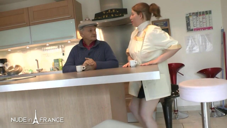 Nude in France: Französisches zimmermädchen wird von beobachter und einem freund einge sandwiched
