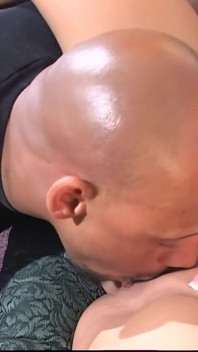 Geile latina slet wordt geneukt door een grote zwarte pik
