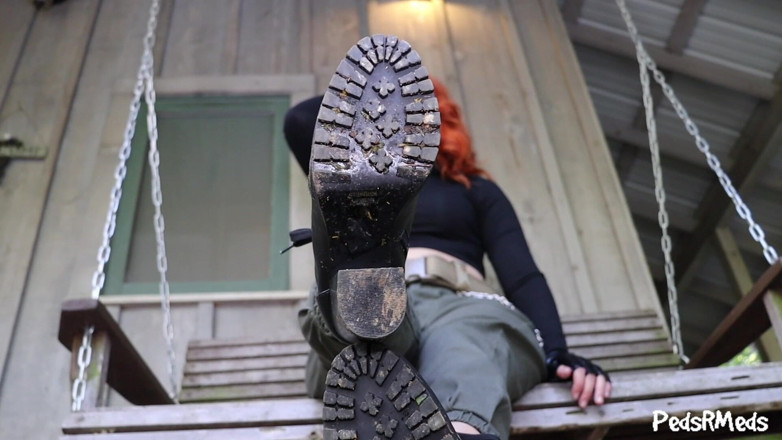 PedsRMeds: Peaches giantess kim pamer sepatu botnya